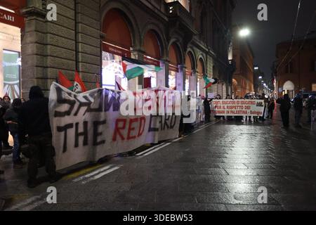 Bologne, Italie. 06 janvier 2026. 06 GEN 2026BO - Piazza Minghetti Tappa a Bologna della fiamma olimpica, Milano-Cortina 2026, proveniente da San Lazzaro (photo Guido Calamosca/LaPresse) 06 Jan 2026 BO - Piazza Minghetti la flamme olympique Milan-Cortina 2026 arrivera à Bologne depuis San Lazzaro. (Guido Calamosca/ Credit : LaPresse/Alamy Live News Banque D'Images