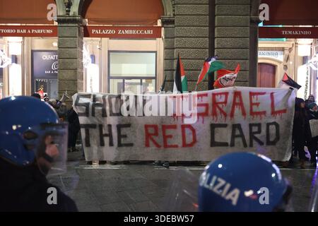 Bologne, Italie. 06 janvier 2026. 06 GEN 2026BO - Piazza Minghetti Tappa a Bologna della fiamma olimpica, Milano-Cortina 2026, proveniente da San Lazzaro (photo Guido Calamosca/LaPresse) 06 Jan 2026 BO - Piazza Minghetti la flamme olympique Milan-Cortina 2026 arrivera à Bologne depuis San Lazzaro. (Guido Calamosca/ Credit : LaPresse/Alamy Live News Banque D'Images