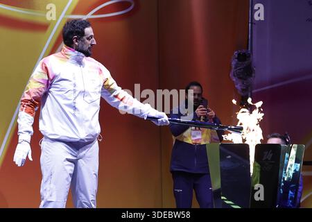Bologne, Italie. 06 janvier 2026. 06 GEN 2026 BO - Piazza Minghetti Tappa a Bologna della fiamma olimpica, Milano-Cortina 2026, proveniente da San Lazzaro (photo Guido Calamosca/LaPresse) 06 Jan 2026 BO - Piazza Minghetti la flamme olympique Milan-Cortina 2026 arrivera à Bologne depuis San Lazzaro. (Guido Calamosca/ Credit : LaPresse/Alamy Live News Banque D'Images