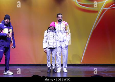 Bologne, Italie. 06 janvier 2026. 06 GEN 2026BO - Piazza Minghetti Tappa a Bologna della fiamma olimpica, Milano-Cortina 2026, proveniente da San Lazzaro (photo Guido Calamosca/LaPresse) 06 Jan 2026 BO - Piazza Minghetti la flamme olympique Milan-Cortina 2026 arrivera à Bologne depuis San Lazzaro. (Guido Calamosca/ Credit : LaPresse/Alamy Live News Banque D'Images