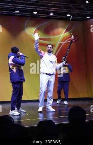 Bologne, Italie. 06 janvier 2026. 06 GEN 2026BO - Piazza Minghetti Tappa a Bologna della fiamma olimpica, Milano-Cortina 2026, proveniente da San Lazzaro (photo Guido Calamosca/LaPresse) 06 Jan 2026 BO - Piazza Minghetti la flamme olympique Milan-Cortina 2026 arrivera à Bologne depuis San Lazzaro. (Guido Calamosca/ Credit : LaPresse/Alamy Live News Banque D'Images