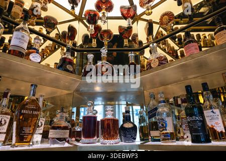 Une collection de bouteilles de whisky écossais artisanal et en petits lots haut de gamme, avec single malts et mélanges exclusifs, élégamment présentés. Banque D'Images