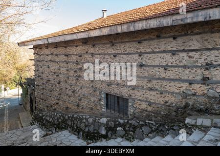 L'extérieur d'une maison boutonnée historique construite avec l'artisanat traditionnel de pierre et de bois. Banque D'Images