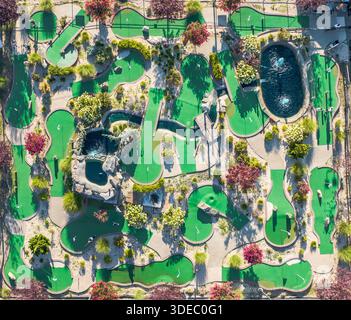 Vue aérienne d'un parcours de mini-golf avec des greens vibrants, des éléments d'eau et des arbres colorés créant un paysage ludique, Brooklyn, New York, Unite Banque D'Images