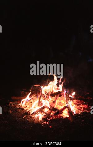Voyage roumanie transilvania targu mures Bonfire fournit chaleur et lumière pendant le camping la nuit Banque D'Images