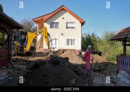 Voyage roumanie transilvania targu mures travailleurs effectuant des travaux de terrassement et utilisant une pelle pour la construction de maisons Banque D'Images