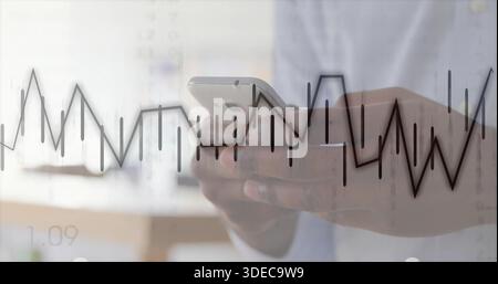 Tenant l'homme dans une chemise à manches longues légère en regardant le tableau des lignes financières sur le téléphone au bureau, superposition Banque D'Images