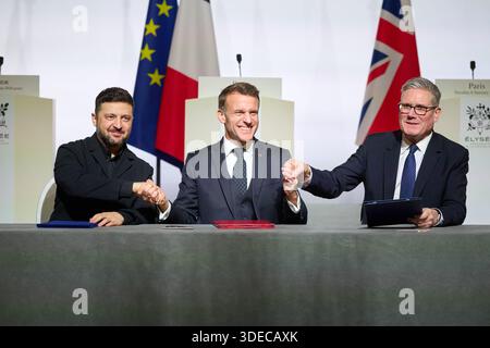 (De l) le président ukrainien Volodymyr Zelensky, le président français Emmanuel Macron et le premier ministre britannique Keir Starmer participent à la signature de la déclaration sur le déploiement de la force post-cessez-le-feu en Ukraine lors du sommet de la Coalition du sommet volontaire sur les garanties de sécurité pour l'Ukraine, au Palais de l'Elysée à Paris, en France, mardi 6 janvier 2026, en marge de la Coalition du sommet volontaire sur les garanties de sécurité pour l'Ukraine. Le sommet du groupe des partisans de l'Ukraine surnommé la « Coalition des volontaires » est la dernière de plusieurs réunions prévues pour la nouvelle année AS Banque D'Images