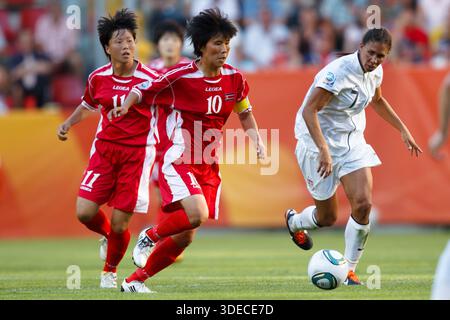 DRESDE - JUIN 28 : le capitaine de l'équipe de Corée du Nord JO Yun-Mi (10 ans) en action lors d'un match de Coupe du monde féminine de la FIFA du Groupe C contre les États-Unis le 28 juin 2011 au Rudolf Harbig Stadion de Dresde, en Allemagne. Usage éditorial exclusif. Utilisation commerciale interdite. (Photographie de Jonathan Paul Larsen / Diadem images) Banque D'Images