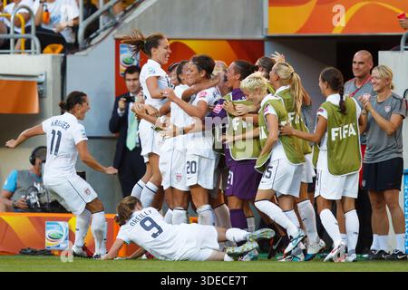 DRESDE - JUIN 28 : les joueurs américains célèbrent un but contre la Corée du Nord lors d'un match du Groupe C de la Coupe du monde féminine de la FIFA le 28 juin 2011 au Rudolf Harbig Stadion de Dresde, en Allemagne. Usage éditorial exclusif. Utilisation commerciale interdite. (Photographie de Jonathan Paul Larsen / Diadem images) Banque D'Images