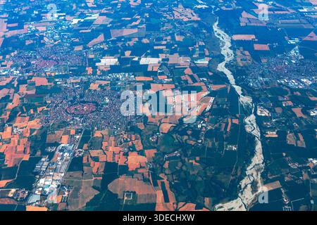 Vue aérienne de la petite ville italienne de San Martino di Venezze dans la région plate de la vallée du po en Vénétie. Le paysage environnant est dominé par un patchwork de A. Banque D'Images