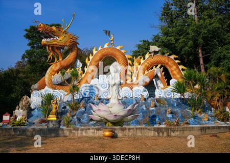 Majestueux dragon doré et statue de Guanyin à l'arrière de Wat Tha ton dans la vallée de Mae ai, dans le nord de la Thaïlande Banque D'Images