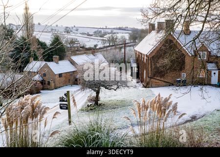 Winderton village dans la neige d'hiver. Winderton, Cotswolds, Warwickshire, Angleterre Banque D'Images