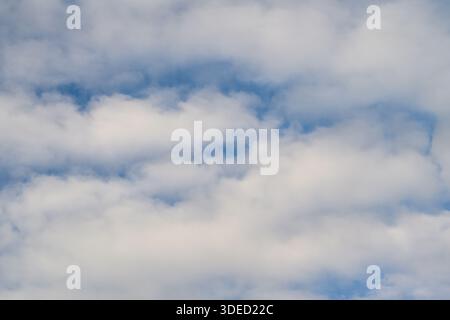 Une scène merveilleusement tranquille avec un ciel doux et nuageux avec des taches bleues, mettant en valeur le calme de la nature Banque D'Images