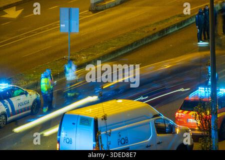 La police portugaise de la sécurité publique vérifie les véhicules lors d'une opération d'arrêt de la circulation nocturne Banque D'Images