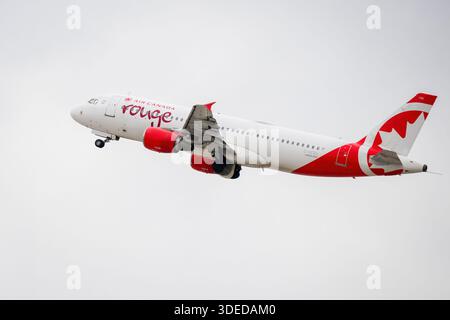 Las Vegas, États-Unis – 23 décembre 2025 : L'avion C-GFDU Airbus A320-214 d'Air Canada Rouge décolle de l'aéroport international Harry Reid. Banque D'Images