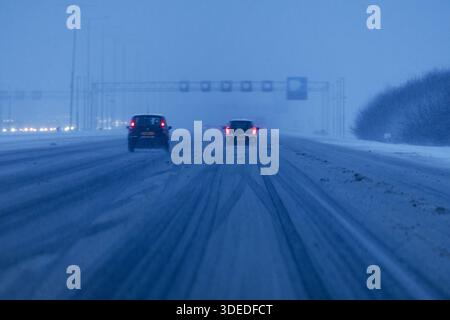 UTRECHT - trafic sur l'autoroute A2 en cas de fortes chutes de neige pendant l'heure de pointe du matin. ROBIN VAN LONKHUIJSEN / ANP pays-bas OUT - belgique OUT Banque D'Images