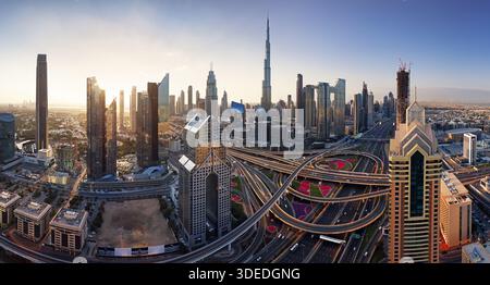 Magnifique lever de soleil aérien dans le centre de Dubaï avec vue panoramique sur la ville, eau Banque D'Images