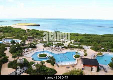 Vue aérienne des piscines du Hilton Okinawa Miyako Island Resort et du pont Irabu sur la mer turquoise, île Miyako, Okinawa, Japon. Banque D'Images