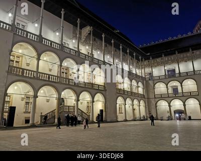 La cour Renaissance du château de Wawel brille par une soirée hivernale fraîche à Kraków - des arches historiques, des lumières et l'architecture royale de Pologne à son meilleur Banque D'Images