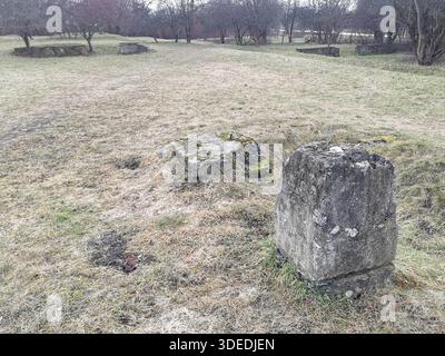 Ruines d'anciens bâtiments du camp de concentration de Płaszów à Kraków, un rappel brutal de l'histoire de l'Holocauste et des atrocités de la seconde Guerre mondiale, conservées comme mémorial. Banque D'Images