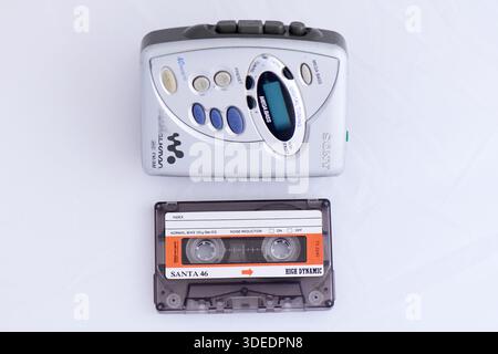 Lecteur de cassette portable Sony WALKMAN ® vintage avec une cassette audio Santa 46 High Dynamic. Technologie de musique analogique rétro des années 1990 sur fond blanc. Banque D'Images