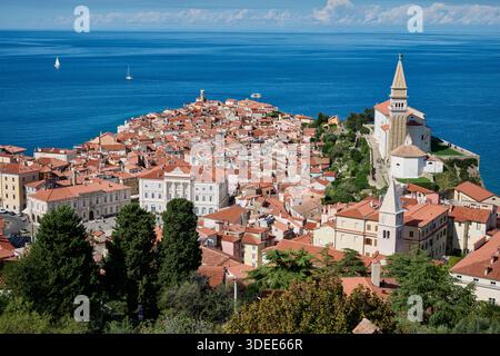 Vue d'en haut de Piran avec la mer Méditerranée derrière elle, Slovénie, Europe Banque D'Images
