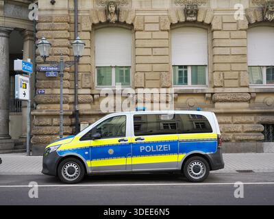 Camionnette de police allemande Polizei bleue et jaune garée devant un bâtiment historique en pierre Banque D'Images