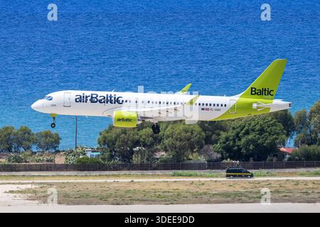 Air Baltic Airbus A220-300 Flugzeug Flughafen Rhodos in Griechenland Rhodos, Griechenland - 31. Mai 2025 : Ein Airbus A220-300 Flugzeug der Air Baltic mit dem Kennzeichen YL-ABS auf dem Flughafen Rhodos, Griechenland. *** Air Baltic Airbus A220 300 Airbus Aéroport de Rhodes en Grèce Rhodes, Grèce 31 mai 2025 Airbus A220 300 d'Air Baltic immatriculé YL ABS à l'aéroport de Rhodes, Grèce Banque D'Images