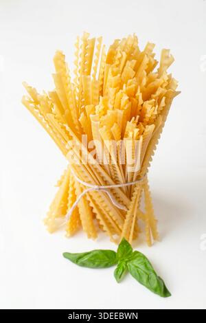 La Mafaldine, également connue sous le nom de reginette (italienne pour les petites reines) ou simplement mafalda ou mafalde, est un type de pâtes en forme de ruban. Banque D'Images