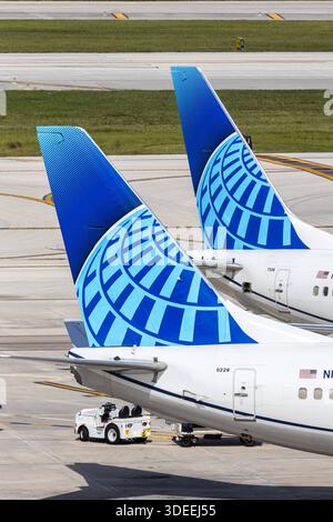 United Airlines Flugzeug Leitwerke Flughafen Fort Lauderdale in den Vereinigten Staaten Fort Lauderdale, Vereinigte Staaten - 5. Novembre 2025 : Flugzeug Leitwerke der United Airlines auf dem Flughafen Fort Lauderdale, Vereinigte Staaten. *** Empennage d'avions United Airlines Aéroport de Fort Lauderdale aux États-Unis Fort Lauderdale (États-Unis) le 5 novembre 2025 empennage d'avions United Airlines à l'aéroport de Fort Lauderdale (États-Unis) Banque D'Images
