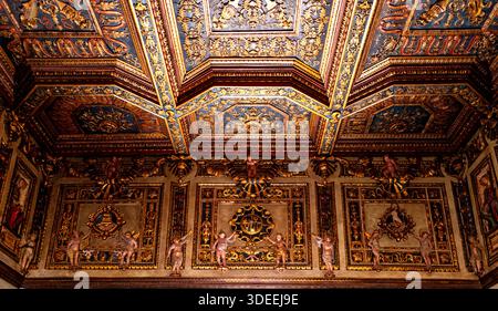 Plafond orné de motifs complexes dorés et bleus, avec sculptures et sculptures détaillées Banque D'Images