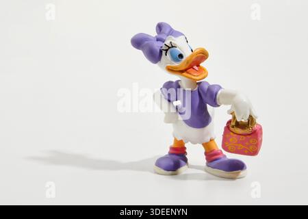 Figurine jouet de Daisy Duck, célèbre personnage Walt Disney isolé sur fond blanc avec ombre Banque D'Images