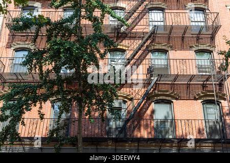 Les échappées de feu et leurs ombres projetées sur la façade du bâtiment auquel elles sont rattachées. Banque D'Images