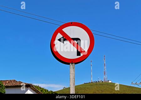 Panneau indiquant interdit de tourner à gauche, Sao Jose do Barreiro, Sao Paulo, Brésil Banque D'Images