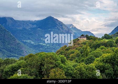 Le village de Saint-Savin près d'Argelès-Gazost avec les Pyrénées en arrière-plan dans les Pyrénées françaises en France, en Europe Banque D'Images