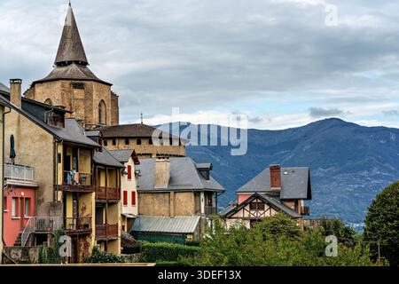 Le village de Saint-Savin près d'Argelès-Gazost avec les Pyrénées en arrière-plan dans les Pyrénées françaises en France, en Europe Banque D'Images