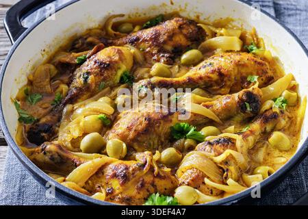 Poulet sénégalais Yassa avec pilons braisés, oignons caramélisés et olives vertes dans une casserole, gros plan, pas généré par IA Banque D'Images