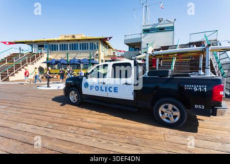 Pick-up de patrouille à port hybride Silverado de Chevrolet avec planches de surf. Jetée de Santa Monica, Californie, États-Unis Banque D'Images