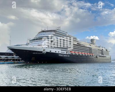 Bateau de croisière Holland America amarré au port Banque D'Images