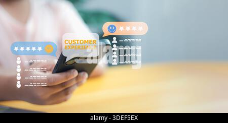 Concept d'expérience client avec femme à l'aide d'un smartphone pour évaluer 5 étoiles et icône de visage souriant en ligne. Évaluation de service professionnelle et qualité su Banque D'Images