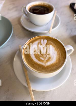 Deux tasses de café sur une table en marbre Banque D'Images
