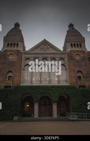 Façade recouverte de grand lierre de la Bibliothèque royale de Copenhague, Danemark Banque D'Images