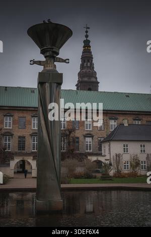 Sculpture torsadée et tour historique dans la cour danoise Banque D'Images