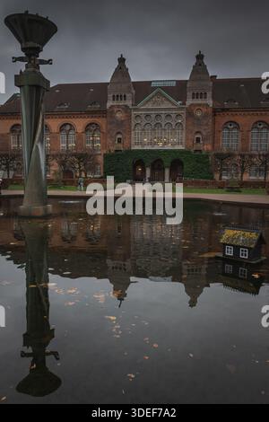 Étang dans la cour intérieure de la Bibliothèque royale de Copenhague, Danemark Banque D'Images