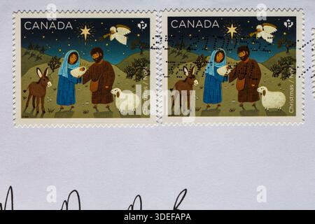 Timbres canadiens de Noël collés sur l'enveloppe, en provenance du Canada Banque D'Images