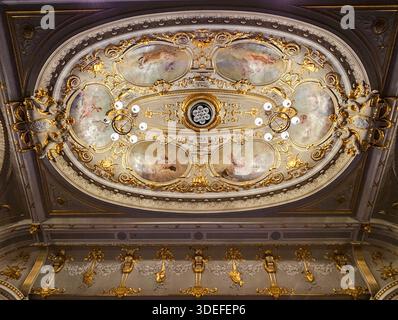 Intérieur du Buxton Opera House, Peak District, Derbyshire. Décoration de plafond élaborée. Banque D'Images