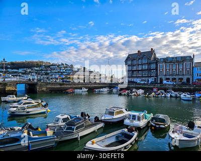 Dartmouth Harbour et Spithead, Dartmouth, Devon York House et d'autres bâtiments historiques le long de Spithead surplombent le port. Banque D'Images