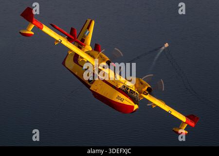 Image air-air montrant le 355e escadron de transport tactique (MTM) de la Force aérienne hellénique Canadair CL-215-II, avion amphibie de lutte contre les incendies, immatriculé et portant le numéro de série 2042, en vol pendant la semaine de vol d'Athènes 2025. Le bimoteur CL-215-II, également appelé Super Scooper, est propulsé par des turbopropulseurs Pratt & Whitney. L'avion porte des marquages de l'armée de l'air grecque et démontre des capacités opérationnelles de lutte contre les incendies et de manœuvre en formation. Banque D'Images