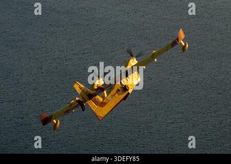Un Canadair CL-215-II (CL-215-1A10) de la Force aérienne grecque, immatriculé 2056 et portant le numéro de série 2056, est représenté lors d'un vol air-air à Athens Flying week 2025. Exploité par 355 MTM 'Monomakhoi tis Thymis', cet avion amphibie de lutte contre les incendies avec deux hélices et une conception à ailes hautes est capable de prendre de l'eau, de manœuvres rapides, de contrôle précis et de performances sûres pendant le vol en formation et les démonstrations aériennes. Banque D'Images